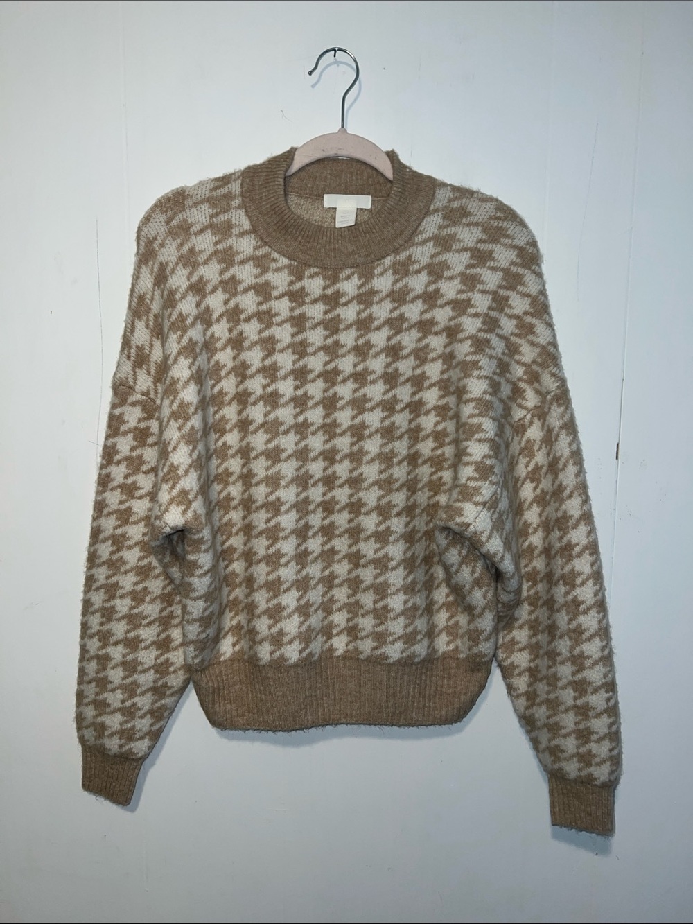 H&M Beige and White Houndstooth Crewneck Sweater